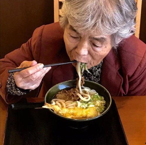 娱乐吃瓜酱老人头像,揭秘娱乐吃瓜酱老人头像背后的故事  第2张