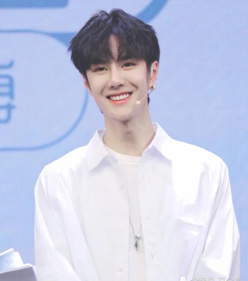 娱乐圈帅哥爆料网红是谁,揭秘网红身份之谜